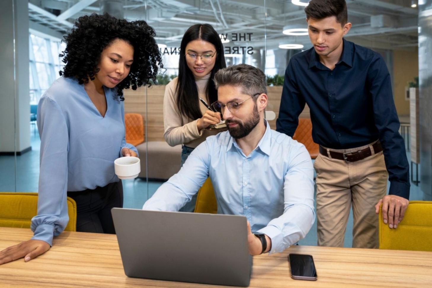 Entrepreneurs travaillant ensemble sur leur projet d'entreprise